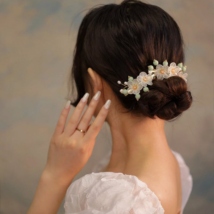 Weiße Haarspange mit Pflaumenblüten