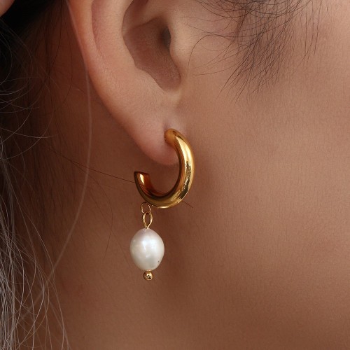 European and American INS Fashionable Lightweight Luxurious Earrings: Stainless Steel 18K Gold-Plated Single Pearl Freshwater Pearl Ear Hoops